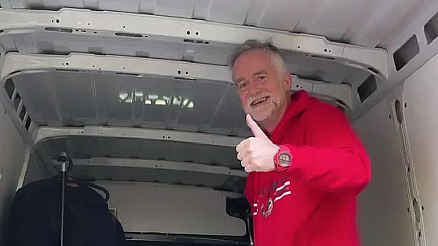 Niko Grieserts Papa Wolfgang im Umzugswagen