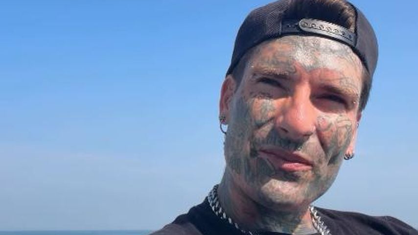 Fans bemerken: Ist Nikola Greys Shirt voll mit Hundehaaren?