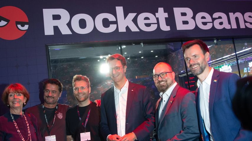 Nils Bomhoff  (3 v. l.) von Rocket Beans im August 2024 in Köln