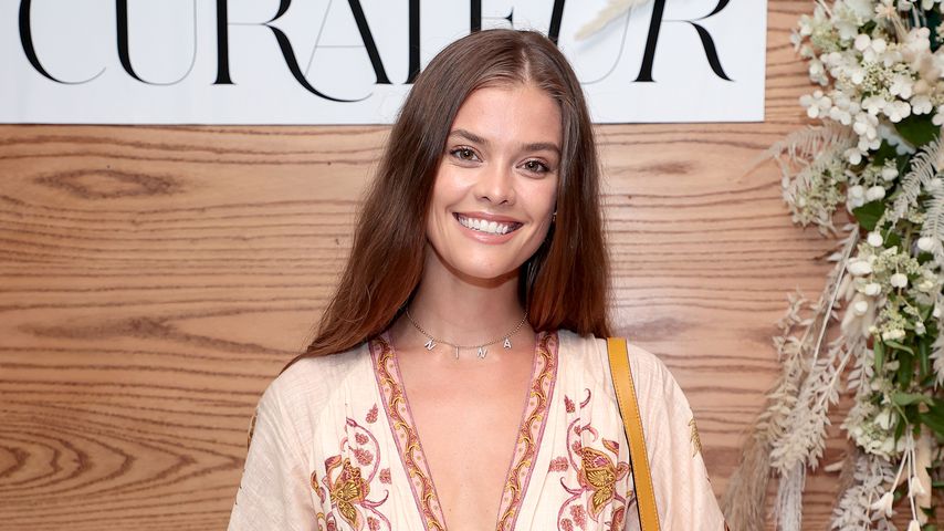 Dog-Date: VS-Model Nina Agdal mit Welpen auf rotem Teppich!