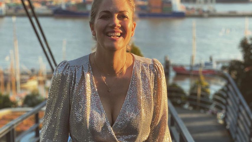 Im Glitzer-Fummel: Schwangere Nina Bott zeigt Babybauch