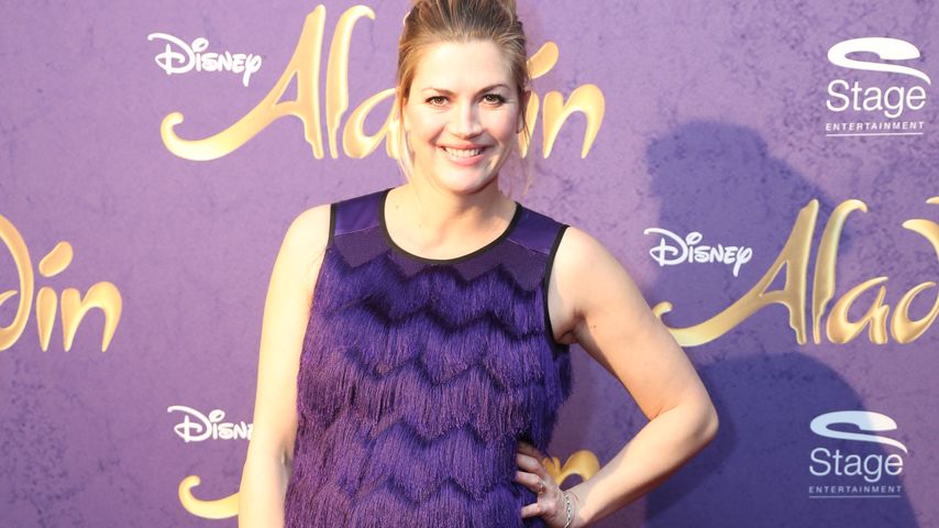 Im lila Fransenlook: Nina Bott verzaubert mit XXL-Babybauch