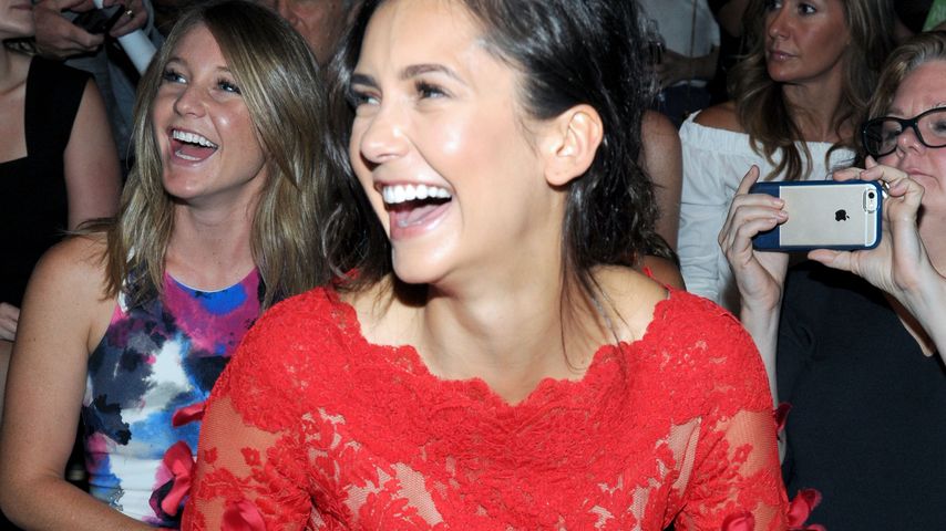 Rote Verführung: Nina Dobrev verzückt in Spitze auf der NYFW