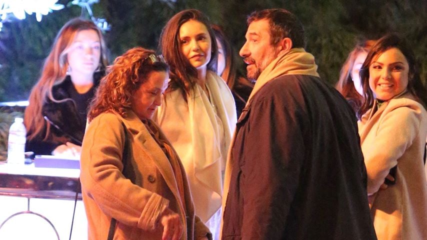 Nina Dobrev (m.) mit ihren Eltern auf einer Party in Beverly Hills