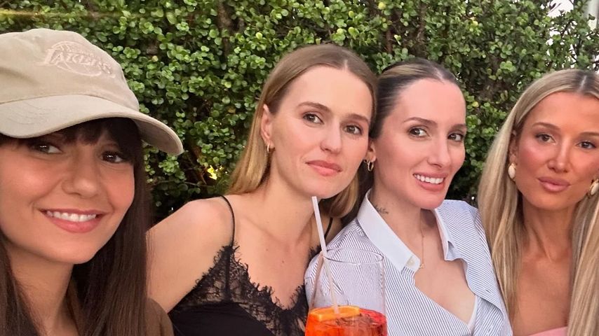 Nina Dobrev und drei Freundinnen im Juli 2024