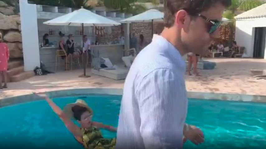 Nach Zoff mit Nina: "Vampire Diaries"-Paul wirft sie in Pool