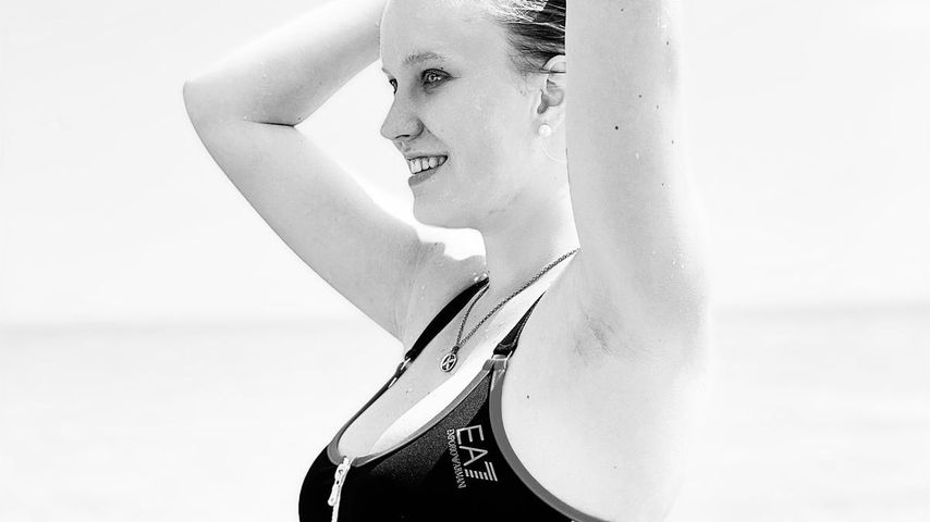 Schwangere Nina König im Meer