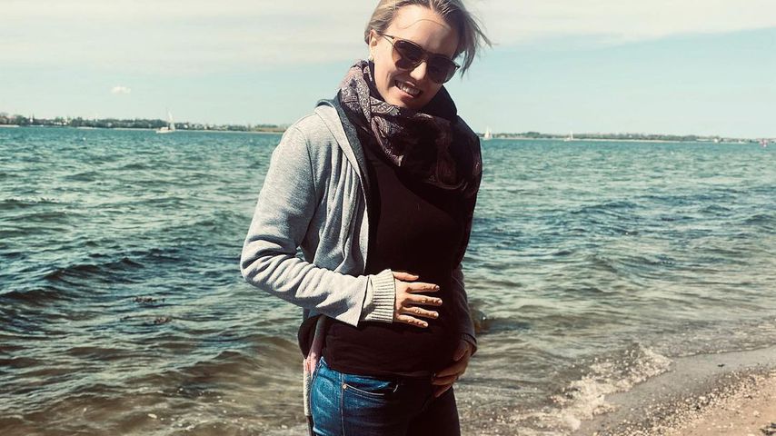 Nina König mit Babybauch am Strand
