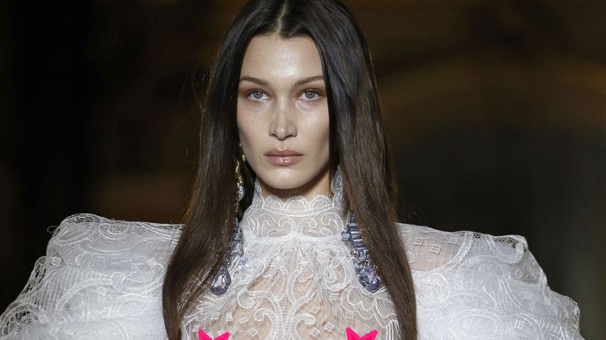 Collage: Bella Hadid läuft für Vivienne Westwood auf der Fashion-Week in Paris im Februar 2020