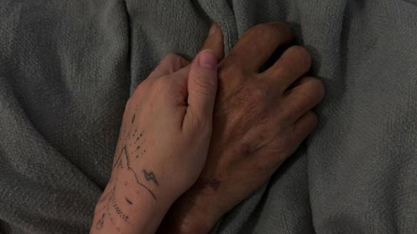 Nixi Nicks hält die Hand ihres Vaters Christopher Aaron Nicks