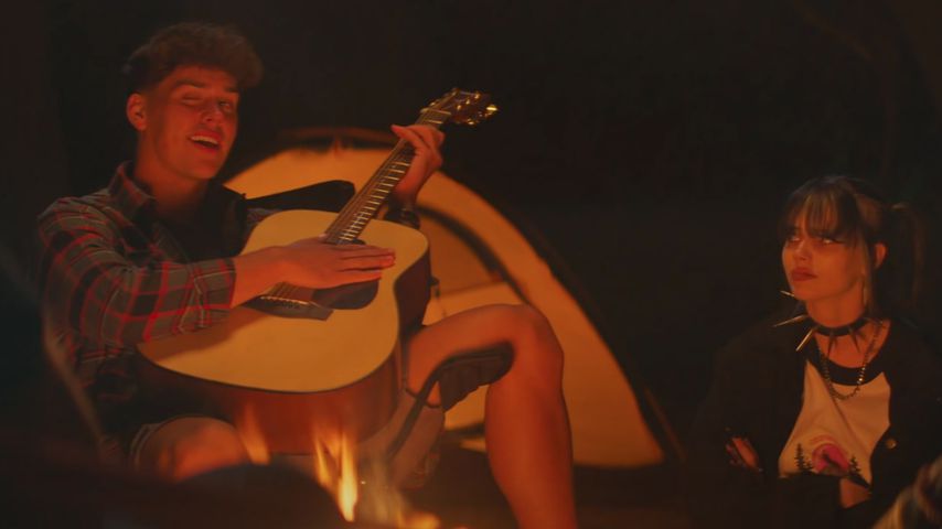 Noah Beck und Xowie Jones in Machine Gun Kellys Musikvideo zu "Love Race"