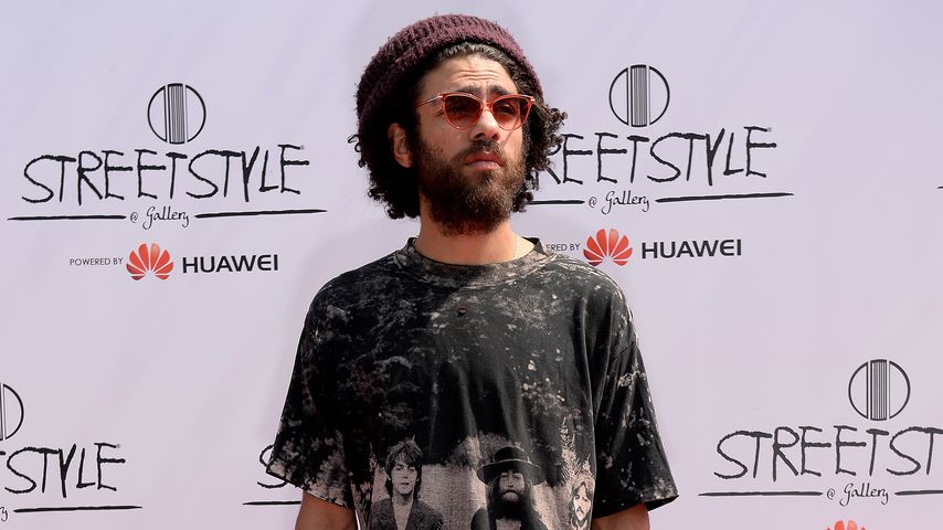 Nackte Liebe? Noah Becker schmust am Busen einer Unbekannten