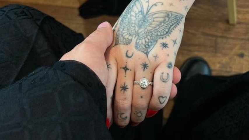 Noah Cyrus' Hand mit Verlobungsring