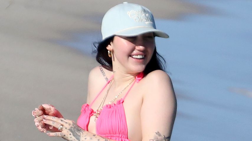 Im knappen Bikini-Tanga: Noah Cyrus tollt in den Wellen!