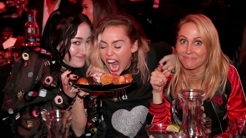 Noah Cyrus, Miley Cyrus und Tish Cyrus im Jahr 2017