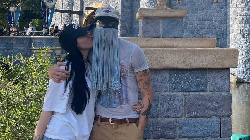 Noah Cyrus und Orville Peck im Disneyland