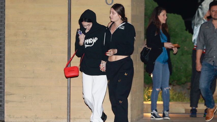 Neue Beziehung? Noah Cyrus hält Händchen mit Unbekannter!