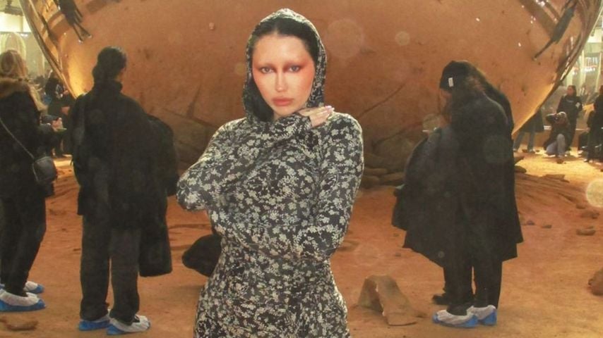 Noah Cyrus im Kapuzen-Minikleid auf der Paris Fashion Week!