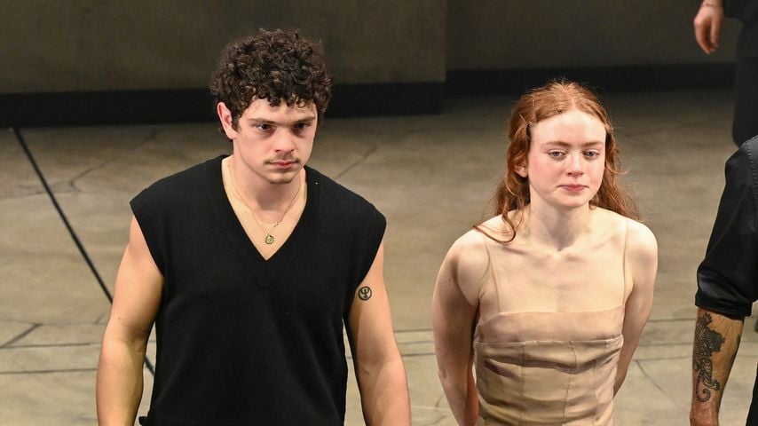 Noah Jupe und Sadie Sink in "Romeo & Juliet" im Harold Pinter Theatre, London