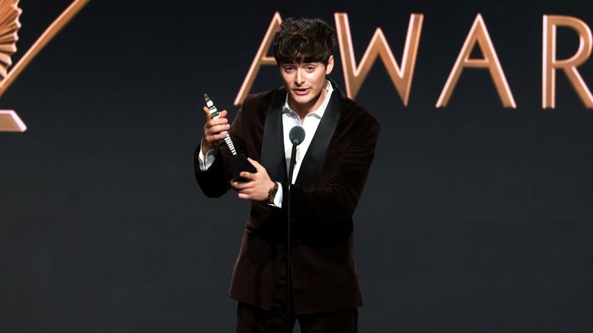 Noah Schnapp nimmt bei den 37. GLAAD Media Awards im Beverly Hilton einen Preis entgegen