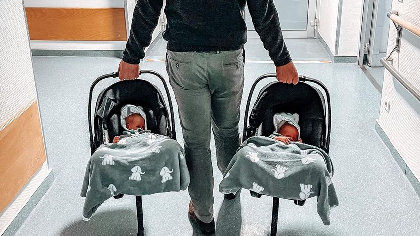 So süß! Hier verlassen Tanja Szewczenkos Twins die Klinik