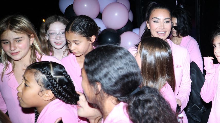 North West mit ihren Freundinnen und Kim Kardashian