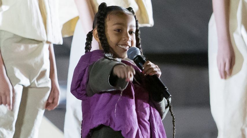North West rappt für Papa Kanye bei der Paris Fashion Week