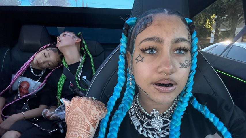 North West zeigt sich mit Fake-Tattoos und schwarzen Zähnen