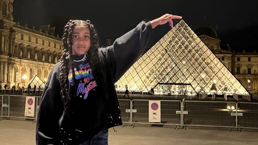 North West vor dem Louvre in Paris