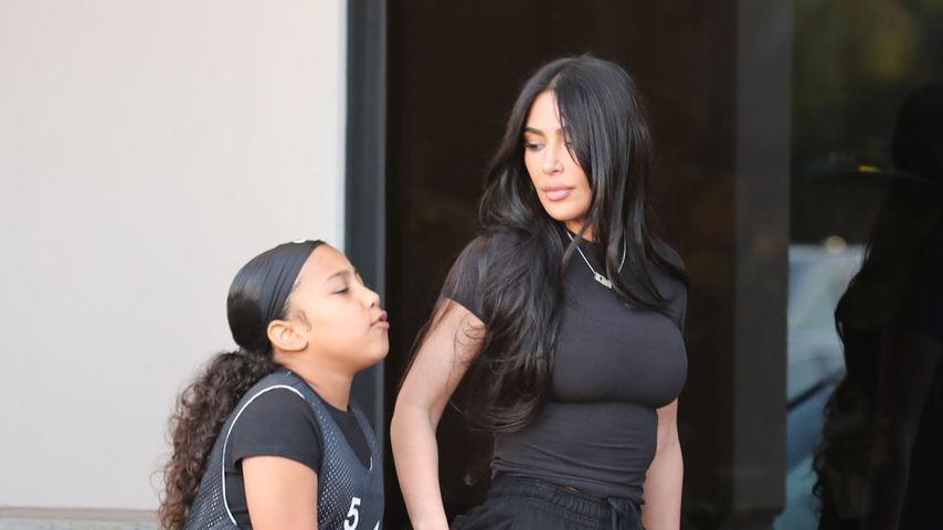 North West und Kim Kardashian im März 2023