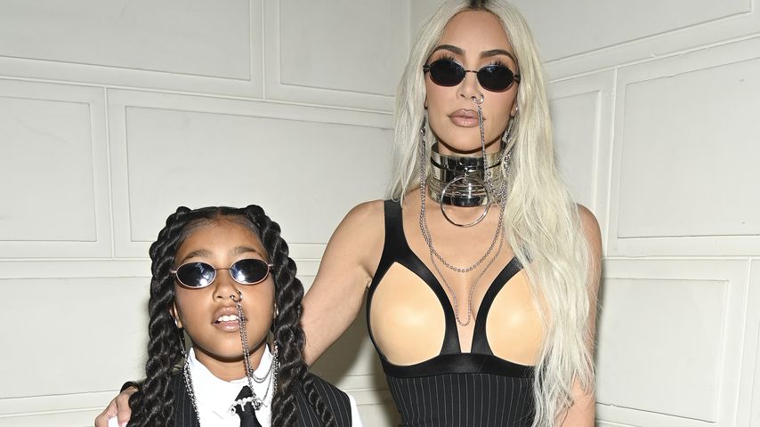 North West und Kim Kardashian bei der Paris Fashion Week
