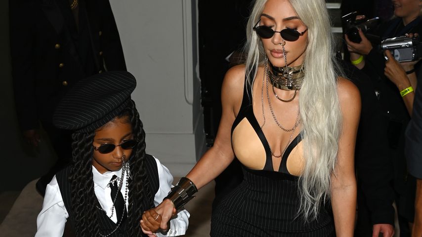 North West und Kim Kardashian bei der Paris Fashion Week