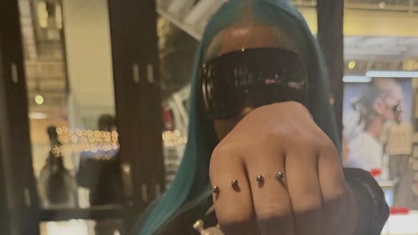 North West zeigt ihre Fingerpiercings