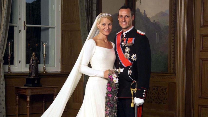 Haakon und Mette-Marit nach ihrer Trauung im Osloer Dom am 25. August 2001