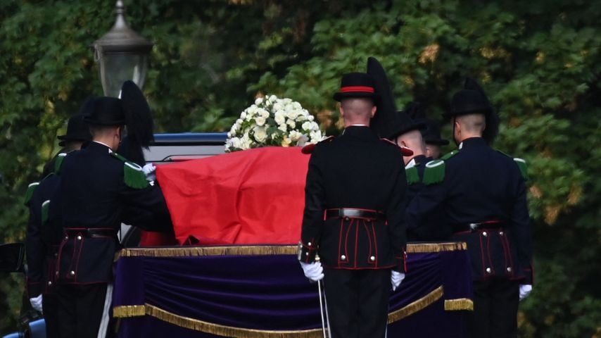 Die Ehrenwache des norwegischen Königs trägt den Sarg von König Harald V auf dem Weg vom Königspalast zur Domkirche in Oslo