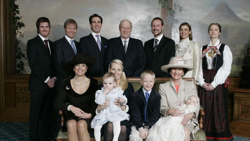 Royal Family vor der Taufe von Prinz Sverre Magnus 2006, Mette-Marits Bruder Espen Hoiby (hintere Reihe, 2.v.l.)