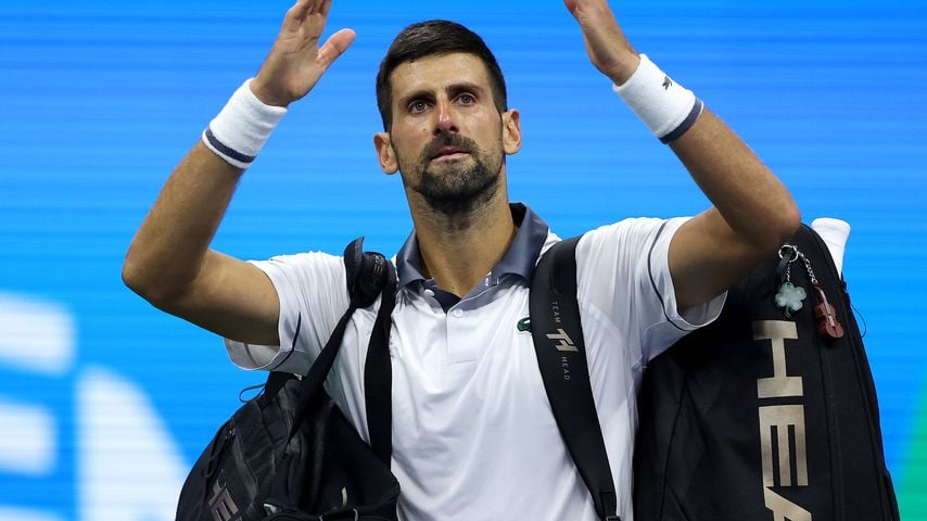 Novak Djokovic bedankt sich nach seiner Erstrunden-Niederlage gegen Mariano Navone bei den Fans bei den US Open 2026