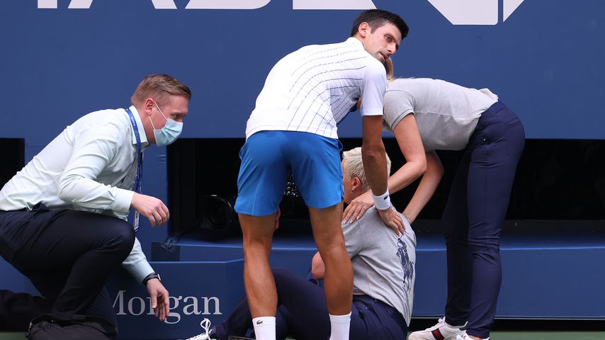 Novak Djokovic mit einer verletzten Linienrichterin bei den US Open 2020
