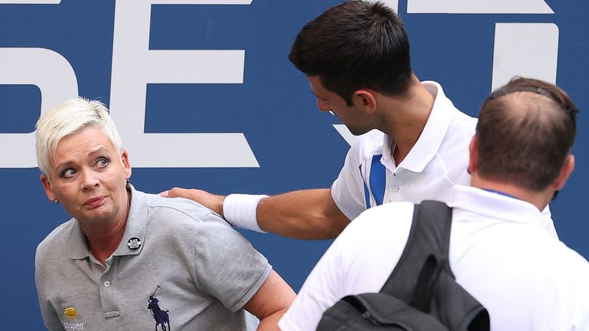 Novak Djokovic mit einer verletzten Linienrichterin bei den US Open 2020