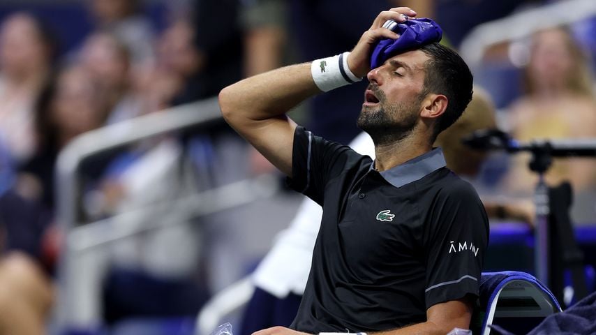 Novak Djokovic kühlt sich während der Partie gegen Mariano Navone bei den US Open 2026 in New York