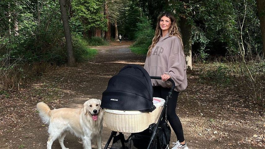 Novalanalove mit ihrer Tochter Nola und ihrem Hund