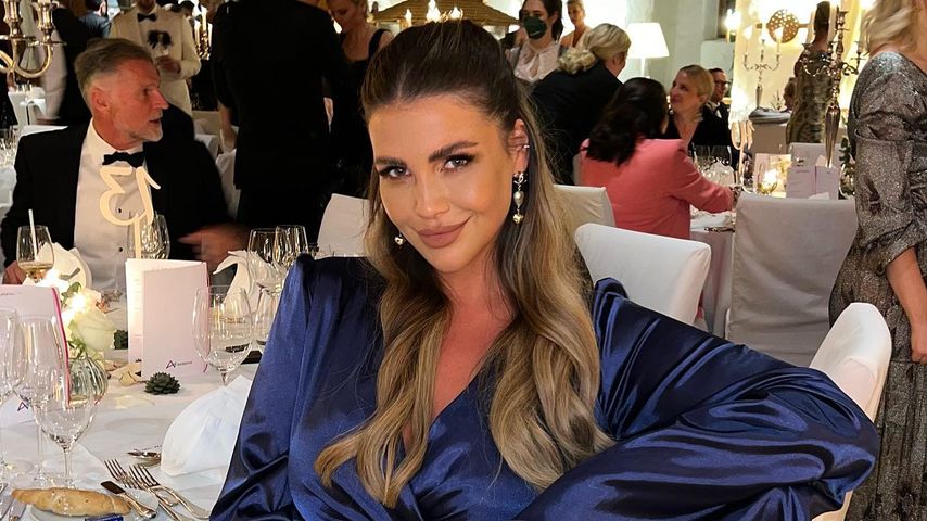 Bei Event: Novalanalove präsentiert Babybauch in Abendkleid