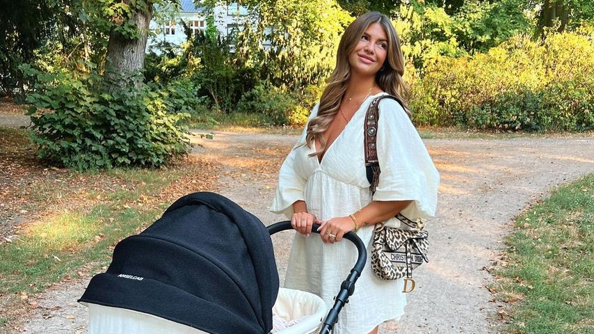 Novalanalove mit Tochter Nola im Kinderwagen