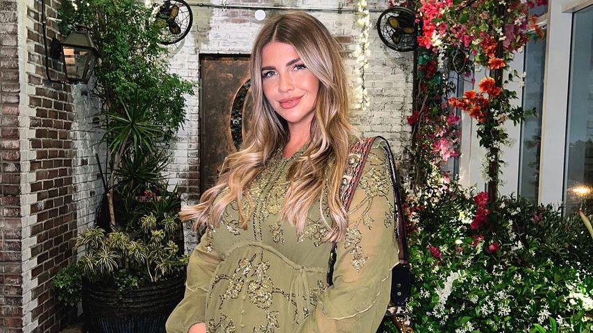 Im luftigen Kleid: Novalanalove präsentiert ihren Babybauch