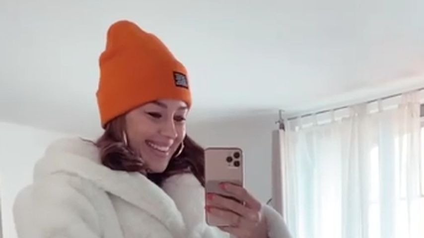Seltene Aufnahme: Oana Nechiti streichelt ihren Babybauch