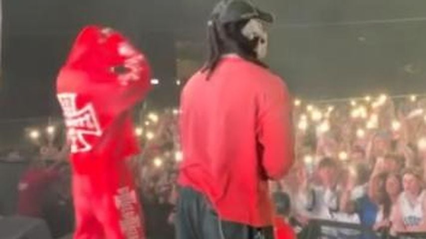 Offset kommt bei erstem Gig nach Schussverletzung im Rollstuhl auf die Bühne