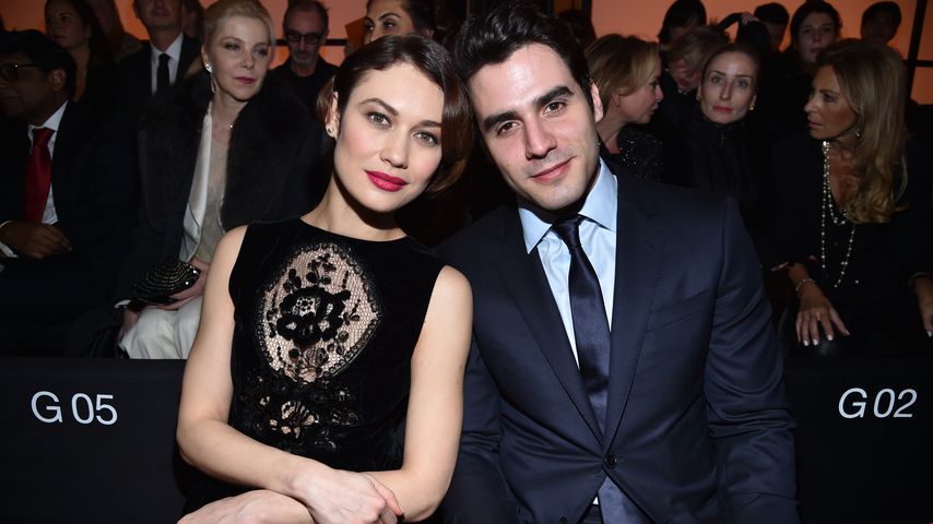 Olga Kurylenko und Ben Cura bei einer Fashion Show in Paris im Januar 2017