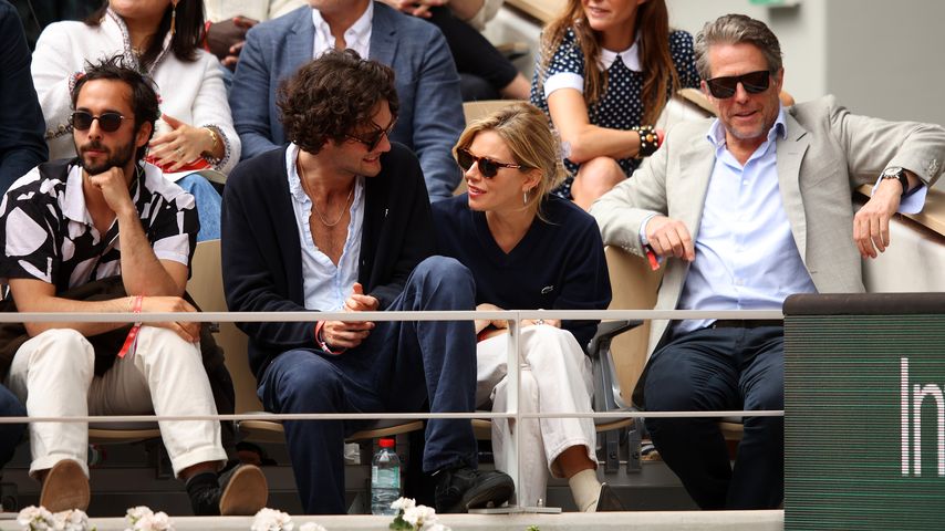 Oli Green und Sienna Miller mit Hugh Grant im Juni 2022