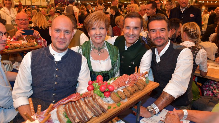 Oli P., Carolin Reiber, Kai Pflaume und Florian Silbereisen im Festzelt Schottenhamel 2019