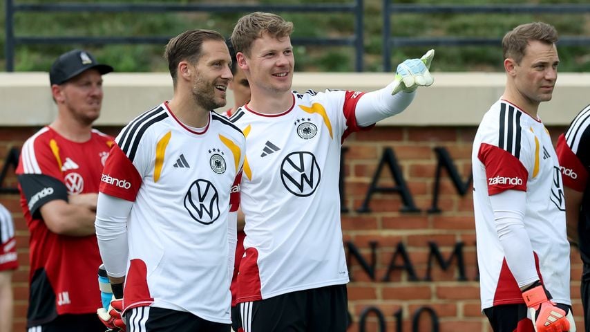 Oliver Baumann spricht mit Alexander Nübel und Manuel Neuer